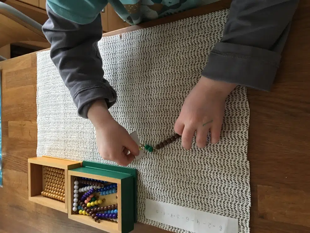 Activité Montessori barrettes colorées Mathilde Dehame